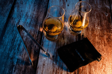 <p><strong>Vin Bouquet Подаръчен комплект за уиски - 5 части</strong><br /><strong>• Комплектът съдържа:</strong><br /><span style="color: #ff0000;">✔️</span> 2 бр чаши от прозрачно стъкло<br />✔️ 2 гранитни камъка за многократна употреба, за да поддържате уискито си охладено без да се разрежда<br /> ✔️ Щипки от неръждаема стомана за удобно и хигиенично сервиране<br />✔️ В красива кутия, идеална за подарък<br /><strong>Производител: Vin Bouquet, Испания</strong></p><br />Марка: Vin Bouquet <br />Модел: VB FI 1553 SET<br />Доставка: 2-4 работни дни<br />Гаранция: 2 години