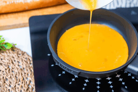 <p><strong>Nerthus Индукционен тиган - Ø 20 см.</strong><br /><strong>• Подходящ за пържене и печене<br /></strong><strong>• Материал:</strong> лят алуминий<br /><strong>• Покритие:</strong> Незалепващо покритие<strong> <span>Quantanium</span>,</strong> подсилено с титаниеви частици<br /><strong>• Диаметър:</strong> Ø 20 см.<br /><strong>• Височина:</strong> 5 см.<br /><strong>• Вместимост:</strong> 1,2 л.<br /><strong>• Тегло:</strong> 0,690 кг.<br /><strong>• Без капак<br /></strong><strong><strong>Производител: Vin Bouquet, Испания</strong><br /></strong><strong>Подходящ за:</strong></p>
<p><strong><img src="https://www.vip-giftshop.com/media/shema/induction.jpg" alt="" width="202" height="61" /></strong></p><br />Марка: Vin Bouquet <br />Модел: VB FIH 1561<br />Доставка: 2-4 работни дни<br />Гаранция: 2 години