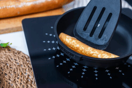 <p><strong>Nerthus Индукционен тиган - Ø 20 см.</strong><br /><strong>• Подходящ за пържене и печене<br /></strong><strong>• Материал:</strong> лят алуминий<br /><strong>• Покритие:</strong> Незалепващо покритие<strong> <span>Quantanium</span>,</strong> подсилено с титаниеви частици<br /><strong>• Диаметър:</strong> Ø 20 см.<br /><strong>• Височина:</strong> 5 см.<br /><strong>• Вместимост:</strong> 1,2 л.<br /><strong>• Тегло:</strong> 0,690 кг.<br /><strong>• Без капак<br /></strong><strong><strong>Производител: Vin Bouquet, Испания</strong><br /></strong><strong>Подходящ за:</strong></p>
<p><strong><img src="https://www.vip-giftshop.com/media/shema/induction.jpg" alt="" width="202" height="61" /></strong></p><br />Марка: Vin Bouquet <br />Модел: VB FIH 1561<br />Доставка: 2-4 работни дни<br />Гаранция: 2 години