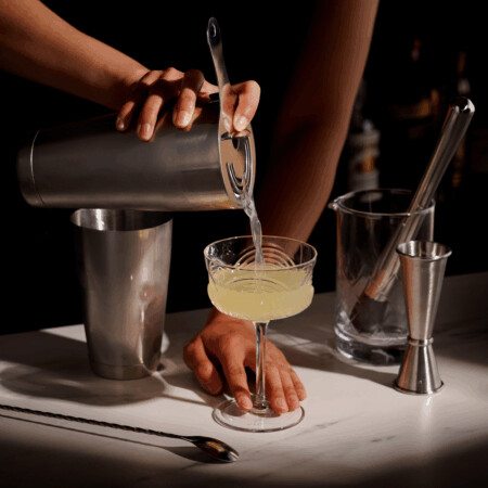 <p><strong>VISKI Сет за коктейли 7части “Essentials“</strong><br /><strong>• Материал: </strong><span>неръждаема </span><span>стомана, безоловен кристал<br /><strong>• В комплекта:</strong> <br /></span><span> -<span> </span>Миксираща чаша – 800 мл от безоловно кристално стъкло<br /><span> - </span>Голям шейкър – 830 мл от неръждаема стомана<br /><span> - </span>Малък шейкър – 530 мл <br /> -<span> </span>Цедка тип Hawthorne за перфектно прецеждане<br /><span> - </span>Двустранен джигър – 45 мл | 22 мл | 15 мл <br /><span> - </span>Бар лъжица с тежък връх за прецизно разбъркване<br /><span> - </span>Преса/мъдлър за смачкване на плодове и билки</span><br /><strong>• Размер на опаковката:</strong> 44,6 x 23,8 x 13,4<span> см</span><br /><strong>• Тегло с опаковката:</strong> 2<span>,110 кг.<br /></span><strong>• Препоръчва се ръчно измиване</strong><br /><strong>Производител:</strong><span> Viski® / САЩ</span></p><br />Марка: TRUEBRANDS <br />Модел: VISKI 9995<br />Доставка: 2-4 работни дни<br />Гаранция: 2 години