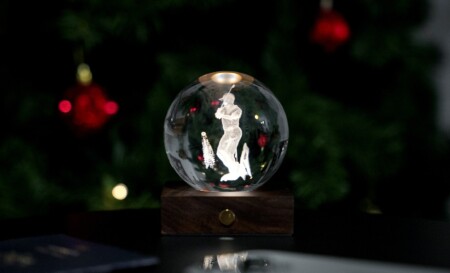 <p><strong>GINGKO 3D Смарт лампа “Amber Crystal“ - Голфър</strong><br /><strong>• Захранване: </strong><span>акумулаторна батерия 2000 mAh</span><br /><strong>• Включен USB C кабел за зареждане</strong><br /><span><strong>• Живот на батерията: </strong>10-96 часа</span><br /><strong>• Размери: </strong><span>8 х 8 х 12 см.</span><br /><strong>• Материал:</strong><span> FSC сертифицирана основа от орехово дърво, първокласен 3D лазерно отпечатан кристал</span><br /><strong>• Тегло:</strong><span> 0,756 кг.</span><br /><strong>• Тегло с опаковка:</strong><span> 0,800 кг.</span><br /><strong>• Цветна температура:</strong><span> 2900 - 3100К<br /><strong>• Входяща мощност:</strong> DC 5 V, 0,5 A<br /><strong>• Изходна мощност:</strong> 2 W<br /><strong>• Дизайн:</strong> Голфър<br /></span><strong>Производител: GINGKO DESIGN/ Англия</strong></p><br />Марка: Gingko Design <br />Модел: Gingko G025GO<br />Доставка: 2-4 работни дни<br />Гаранция: 2 години