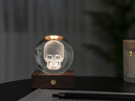 <p><strong>GINGKO 3D Смарт лампа “Amber Crystal“ - Череп</strong><br /><strong>• Захранване: </strong><span>акумулаторна батерия 2000 mAh</span><br /><strong>• Включен USB C кабел за зареждане</strong><br /><span><strong>• Живот на батерията: </strong>10-96 часа</span><br /><strong>• Размери: </strong><span>8 х 8 х 12 см.</span><br /><strong>• Материал:</strong><span> FSC сертифицирана основа от орехово дърво, първокласен 3D лазерно отпечатан кристал</span><br /><strong>• Тегло:</strong><span> 0,756 кг.</span><br /><strong>• Тегло с опаковка:</strong><span> 0,800 кг.</span><br /><strong>• Цветна температура:</strong><span> 2900 - 3100К<br /><strong>• Входяща мощност:</strong> DC 5 V, 0,5 A<br /><strong>• Изходна мощност:</strong> 2 W<br /><strong>• Дизайн:</strong> Череп<br /></span><strong>Производител: GINGKO DESIGN/ Англия</strong></p><br />Марка: Gingko Design <br />Модел: Gingko G025SK<br />Доставка: 2-4 работни дни<br />Гаранция: 2 години