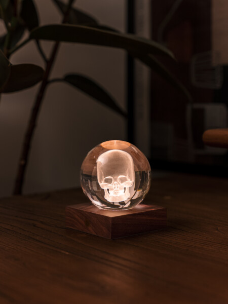 <p><strong>GINGKO 3D Смарт лампа “Amber Crystal“ - Череп</strong><br /><strong>• Захранване: </strong><span>акумулаторна батерия 2000 mAh</span><br /><strong>• Включен USB C кабел за зареждане</strong><br /><span><strong>• Живот на батерията: </strong>10-96 часа</span><br /><strong>• Размери: </strong><span>8 х 8 х 12 см.</span><br /><strong>• Материал:</strong><span> FSC сертифицирана основа от орехово дърво, първокласен 3D лазерно отпечатан кристал</span><br /><strong>• Тегло:</strong><span> 0,756 кг.</span><br /><strong>• Тегло с опаковка:</strong><span> 0,800 кг.</span><br /><strong>• Цветна температура:</strong><span> 2900 - 3100К<br /><strong>• Входяща мощност:</strong> DC 5 V, 0,5 A<br /><strong>• Изходна мощност:</strong> 2 W<br /><strong>• Дизайн:</strong> Череп<br /></span><strong>Производител: GINGKO DESIGN/ Англия</strong></p><br />Марка: Gingko Design <br />Модел: Gingko G025SK<br />Доставка: 2-4 работни дни<br />Гаранция: 2 години