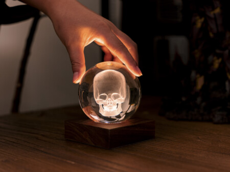 <p><strong>GINGKO 3D Смарт лампа “Amber Crystal“ - Череп</strong><br /><strong>• Захранване: </strong><span>акумулаторна батерия 2000 mAh</span><br /><strong>• Включен USB C кабел за зареждане</strong><br /><span><strong>• Живот на батерията: </strong>10-96 часа</span><br /><strong>• Размери: </strong><span>8 х 8 х 12 см.</span><br /><strong>• Материал:</strong><span> FSC сертифицирана основа от орехово дърво, първокласен 3D лазерно отпечатан кристал</span><br /><strong>• Тегло:</strong><span> 0,756 кг.</span><br /><strong>• Тегло с опаковка:</strong><span> 0,800 кг.</span><br /><strong>• Цветна температура:</strong><span> 2900 - 3100К<br /><strong>• Входяща мощност:</strong> DC 5 V, 0,5 A<br /><strong>• Изходна мощност:</strong> 2 W<br /><strong>• Дизайн:</strong> Череп<br /></span><strong>Производител: GINGKO DESIGN/ Англия</strong></p><br />Марка: Gingko Design <br />Модел: Gingko G025SK<br />Доставка: 2-4 работни дни<br />Гаранция: 2 години