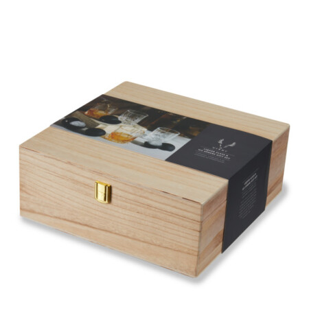 <p><strong>VISKI Комплект за уиски в дървена кутия - 8 части</strong><br /><strong>&bull; Материал: </strong>безоловен кристал<span>, силикон, дърво<br /><strong>&bull; В комплекта:</strong>&nbsp;<br /></span>- 1 бр дървена кутия&nbsp;<br />- 4 бр кристални чаши - 8,3 х 5,5 см / 266 мл<br />- 4 бр силиконови форми за лед&nbsp;<br /><strong>&bull; Размер на опаковката: </strong>30<span>,2 х 30,2 х 12,1 см</span><br /><strong>&bull; Тегло с опаковката: </strong>2<span>,380 кг.<br /></span><strong>&bull; Препоръчва се ръчно измиване&nbsp;</strong><br /><strong>Производител:</strong><span>&nbsp;Viski&reg; / САЩ</span></p><br />Марка: TRUEBRANDS <br />Модел: VISKI 10918<br />Доставка: 2-4 работни дни<br />Гаранция: 2 години