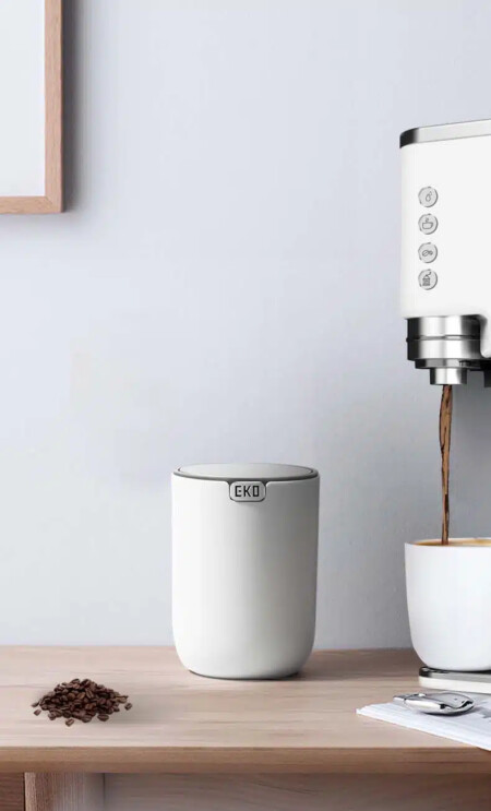 <p><strong>EKO Кошче за маса &ldquo;FANDY - 2,2л</strong><br /><span>&bull;&nbsp;</span><strong>Цвят:</strong><span>&nbsp;бял</span><br /><span>&bull;&nbsp;</span><strong>Материал:</strong><span>&nbsp;пластмаса, неръждаема стомана</span><br /><span>&bull;&nbsp;</span><strong>Вместимост:</strong><span>&nbsp;2,2 литра</span><br /><span>&bull;&nbsp;</span><strong>Размери:</strong><span>&nbsp;&Oslash; 13 х 18 см (h)</span><br /><strong>Производител: EKO EUROPE / Холандия</strong></p><br />Марка: EKO-EUROPE <br />Модел: EKO 920622 - White<br />Доставка: 2-4 работни дни<br />Гаранция: 2 години