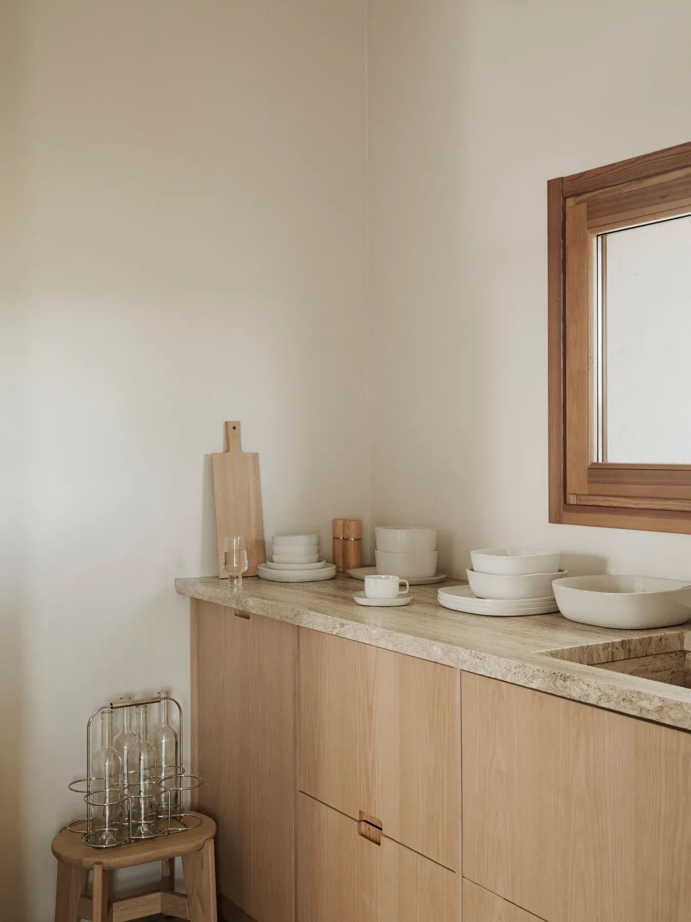 <p><strong>BLOMUS Купа за салата - VAHLO - размер L - цвят бежов (Moonbeam)</strong><br /><strong>&bull; Ръчна изработка<br /></strong><strong>&bull; Цвят:</strong><span>&nbsp;бежов (Moonbeam)</span><br /><strong>&bull; Размери:&nbsp;</strong><span>27 х 27 см.<br /><strong>&bull; Височина:</strong>&nbsp;8 см</span><br /><strong>&bull; Материал:</strong><span>&nbsp;керамика</span><br /><strong>&bull; Подходяща за микровълнова фурна</strong><br /><strong>&bull; Подходяща за съдомиялна машина</strong><br /><strong>Производител: BLOMUS / Германия<br /><em>DESIGN:&nbsp;<span>Sebastian Herkner</span></em></strong></p><br />Марка: BLOMUS <br />Модел: BLOMUS 64769<br />Доставка: 2-4 работни дни<br />Гаранция: 2 години