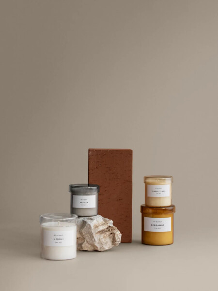 <p><strong>BLOMUS Ароматна свещ - VALOA - размер L - цвят бял (Lily White) - аромат Neroli</strong><br /><span><strong>&bull; В буркан от цветно стъкло<br />&bull;&nbsp;Материал:&nbsp;</strong>стъкло, соев восък&nbsp;</span><span><br /><strong><span>&bull; Без съдържание на палмово масло&nbsp;</span></strong><br /></span><span><strong><span>&bull; Размер:&nbsp;</span></strong><span>&Oslash; 9</span><span>&nbsp;х 9 см.<br /></span></span><span><span><strong>&bull; Тегло:&nbsp;</strong>0,652 кг.</span><br /><span><strong>&bull; Време на горене:&nbsp;</strong>до 45 часа</span><br /><span><strong>&bull;&nbsp;Цвят:</strong>&nbsp;бял (Lily White)<br /><strong>&bull; Аромат:</strong>&nbsp;Neroli</span><br /><strong><span>Производител:&nbsp;</span>BLOMUS / Германия</strong></span></p><br />Марка: BLOMUS <br />Модел: BLOMUS 65544<br />Доставка: 2-4 работни дни<br />Гаранция: 2 години