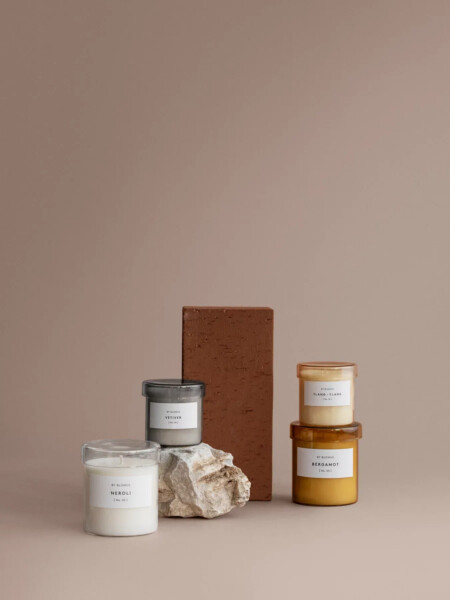 <p><strong>BLOMUS Ароматна свещ - VALOA - размер L - цвят кафяв (Tan) - аромат Bergamot</strong><br /><span><strong>&bull; В буркан от цветно стъкло<br />&bull;&nbsp;Материал:&nbsp;</strong>стъкло, соев восък&nbsp;</span><span><br /><strong><span>&bull; Без съдържание на палмово масло&nbsp;</span></strong><br /></span><span><strong><span>&bull; Размер:&nbsp;</span></strong><span>&Oslash; 9</span><span>&nbsp;х 9 см.<br /></span></span><span><span><strong>&bull; Тегло:&nbsp;</strong>0,652 кг.</span><br /><span><strong>&bull; Време на горене:&nbsp;</strong>до 45 часа</span><br /><span><strong>&bull;&nbsp;Цвят:</strong>&nbsp;кафяв (Tan)<br /><strong>&bull; Аромат:</strong>&nbsp;Bergamot</span><br /><strong><span>Производител:&nbsp;</span>BLOMUS / Германия</strong></span></p><br />Марка: BLOMUS <br />Модел: BLOMUS 65545<br />Доставка: 2-4 работни дни<br />Гаранция: 2 години