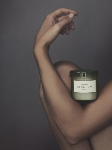 <p><strong>BLOMUS Ароматна свещ - VALOA - размер L - цвят сиво-зелен (Agave Green) - аромат Fig Tree-Lime</strong><br /><span><strong>&bull; В буркан от цветно стъкло<br />&bull;&nbsp;Материал:&nbsp;</strong>стъкло, соев восък&nbsp;</span><span><br /><strong><span>&bull; Без съдържание на палмово масло&nbsp;</span></strong><br /></span><span><strong><span>&bull; Размер:&nbsp;</span></strong><span>&Oslash; 9</span><span>&nbsp;х 9 см.<br /></span></span><span><span><strong>&bull; Тегло:&nbsp;</strong>0,652 кг.</span><br /><span><strong>&bull; Време на горене:&nbsp;</strong>до 45 часа</span><br /><span><strong>&bull;&nbsp;Цвят:</strong>&nbsp;сиво-зелен (Agave Green)&nbsp;<br /><strong>&bull; Аромат:</strong>&nbsp;Fig Tree-Lime</span><br /><strong><span>Производител:&nbsp;</span>BLOMUS / Германия</strong></span></p><br />Марка: BLOMUS <br />Модел: BLOMUS 65296<br />Доставка: 2-4 работни дни<br />Гаранция: 2 години