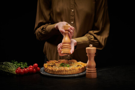 <p><strong>COLE & MASON Комплект мелнички за сол и пипер &ldquo;LONDON&ldquo; - 18 см. - цвят натурален - с механизъм за прецизност</strong><br /><strong>&bull; Диаметър:&nbsp;</strong><span>&Oslash; 5,8 см.</span><br /><strong>&bull;&nbsp;Височина:</strong><span>&nbsp;18 см.<br /><strong>&bull; Тегло с опаковката:</strong>&nbsp;0,780 кг.&nbsp;</span><br /><strong>&bull;&nbsp;Материал:</strong><span>&nbsp;буково дърво, стомана, керамика</span><br /><strong>&bull;&nbsp;Механизъм:&nbsp;</strong><span>закалена въглеродна стомана, керамичен механизъм<br /><strong>&bull; Регулиране на едрината на смилане</strong></span><br /><span style="color: #ff0000;"><strong>&bull;&nbsp;Да не се мокри с вода!<br />&bull;</strong></span><span>&nbsp;<strong><span style="color: #ff0000;">Не използвайте мелничките за различни от сол и черен пипер продукти!!!&nbsp;</span><br /><span style="color: #ff0000;"><strong>&bull;&nbsp;Не поставяйте сол в мелницата за пипер, тъй като това ще разяде механизма от въглеродна стомана!</strong></span><br /></strong></span><strong>Производител: Cole&Mason / Англияб</strong></p><br />Марка: COLE & MASON <br />Модел: Cole & Mason H 233131<br />Доставка: 2-4 работни дни<br />Гаранция: 2 години