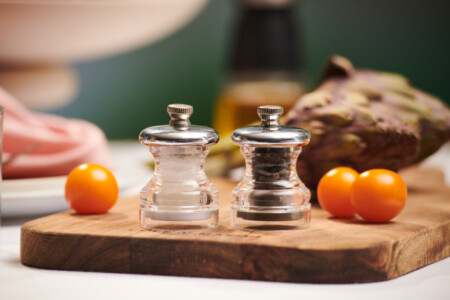 <p><strong>COLE & MASON Мелничка за сол &ldquo;BUTTON&ldquo; - 6,5 см.</strong><br /><strong>&bull;&nbsp;Височина:</strong><span>&nbsp;6,5 см.</span><br /><strong>&bull;&nbsp;Материал:</strong><span>&nbsp;акрил, стомана, керамика</span><br /><strong>&bull;&nbsp;Цвят:</strong><span>&nbsp;хром</span><br /><strong>&bull; Механизъм:&nbsp;</strong><span>керамичен</span><strong><br /></strong><span style="color: #ff0000;"><strong>&bull;&nbsp;Да не се мокри с вода!<br />&bull;</strong></span><span>&nbsp;<strong><span style="color: #ff0000;">Не използвайте мелничките за различни от&nbsp;каменна сол и черен пипер&nbsp;продукти!!!&nbsp;</span><br /></strong></span><span><strong>Производител: Cole&Mason / Англия</strong></span></p><br />Марка: COLE & MASON <br />Модел: Cole & Mason H 243312<br />Доставка: 2-4 работни дни<br />Гаранция: 2 години