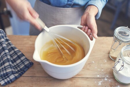 <p><span style="color: #000000;"><strong>EMILE HENRY Керамична купа за миксиране и разбиване "MIXING BOWL" </strong> </span><br /><span style="color: #000000;">&bull; <strong>Ръчно изработена от 100% естествени материали<br />&bull; Устойчива на температури: </strong>- 20&ordm; С до + 270&ordm; С<strong><br />&bull; Равномерно разпределение на топлината<br />&bull; Задържа топлината на ястието по-дълго от обикновените съдове<br />&bull; Висока устойчивост на надраскване&nbsp;<br /></strong>&bull; </span><strong><span style="color: #000000;">Материал:</span>&nbsp;&nbsp;<span style="color: #ff0000;">HR&reg; Ceramic (High Resistance) <span style="color: #000000;">/</span></span></strong><span style="color: #ff0000;"><span style="color: #000000;"> Високо устойчива керамика</span></span><strong><span style="color: #ff0000;"><span style="color: #000000;"> / </span><br /><span style="color: #000000;">&bull; Без съдържание на олово, кадмий и никел</span><br /><span style="color: #000000;">&bull; Размер вкл.дръжките: </span></span></strong><span style="color: #ff0000;"><span style="color: #000000;">29,5 х 23,5 х 16 см</span></span><span style="color: #ff0000;"><br /></span><span style="color: #ff0000;"><span style="color: #000000;">&bull; <strong>Вместимост:</strong> 4,5 литра</span><br /><span style="color: #000000;">&bull; <strong>Цвят: </strong>трюфел</span><br /><span style="color: #000000;">&bull; <strong>Подходяща за: </strong>фурна / микровълнова фурна / фризер / съдомиялна машина</span><br /><strong><span style="color: #000000;">Производител: EMILE HENRY / Франция</span></strong></span></p><br />Марка: Emile Henry <br />Модел: EH 6564-71<br />Доставка: 2-4 работни дни<br />Гаранция: 2 години