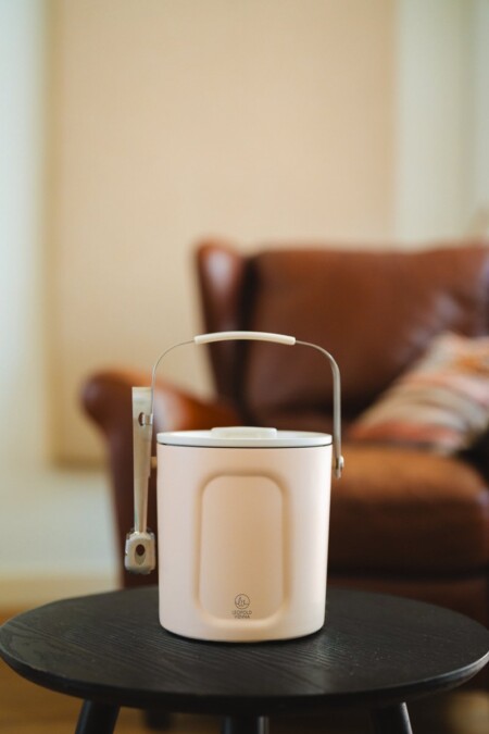 <p><strong>LEOPOLD VIENNA Двустенен стоманен съд за лед с щипки &ldquo;Corvina&ldquo; - 1,5 л.</strong><br /><strong>&bull; Размери:</strong><span>&nbsp;&Oslash; 24,6 х 14 х 16,1 см</span><br /><strong>&bull;&nbsp;Вместимост:&nbsp;</strong><span>1,500</span><span>&nbsp;мл</span><strong><br /></strong><strong>&bull; Материал:&nbsp;</strong><span>неръждаема стомана</span><br /><strong>&bull;&nbsp;Тегло:</strong><span>&nbsp;0,934 кг</span><br /><strong>&bull; Бранд:</strong><span>&nbsp;LEOPOLD VIENNA</span><br /><strong>Производител: Bredemeijer Group / Нидерландия</strong></p><br />Марка: Bredemaijer Group <br />Модел: LV 243004<br />Доставка: 2-4 работни дни<br />Гаранция: 2 години