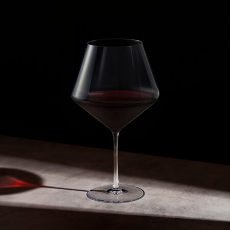 <p><strong>VISKI Кристални чаши тип &ldquo;Бургунди&ldquo; за вино &ldquo;LIMINAL&ldquo; 2 бр.<br />&bull; В комплект 2 бр чаши<br />&bull; Материал: </strong>изключително чист&nbsp;безоловен кристал<br /><strong>&bull; С големи "купи" за повишена аерация</strong><br /><strong>&bull; С високи дръжки, които помагат за поддържане на идеалната температура на&nbsp; виното</strong><br /><strong>&bull; Ултра тънки и леки<br /></strong><strong>&bull; Размер на 1 бр чаша: </strong>13 х 22,6 см (ШхВ)<br /><strong>&bull; Вместимост на 1 бр чаша:</strong> 950 мл<br /><strong>&bull; Тегло на 1 бр чаша: </strong>0,150 кг<br /><strong>&bull; Размер на опаковката: </strong>30,6 х 15,6 х 27,7 см<br /><strong>&bull; Тегло с опаковката: </strong>0,400 кг<br /><strong>&bull; Подходящи за съдомиялна машина ( в горна кошница)</strong><br /><strong>Производител:</strong> Viski&reg; / САЩ</p><br />Марка: TRUEBRANDS <br />Модел: VISKI 11418<br />Доставка: 2-4 работни дни<br />Гаранция: 2 години