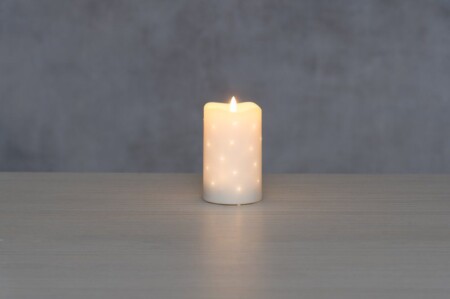 <p><strong>FINNLUMOR Восъчна LED свещ с 3D пламък - бяла - 13 см.</strong><br /><strong>&bull; Размери:</strong><span>&nbsp;<span>&Oslash; 7</span>,5</span><span>&nbsp;х 13 см.<br /><strong>&bull; Тегло:&nbsp;</strong>0,100 кг.<br /><span><strong>&bull; Материал:</strong>&nbsp;восък, пластмаса<br /><strong>&bull; Цвят:</strong>&nbsp;бял<strong><br />&bull; Захранване:&nbsp;</strong>батерии&nbsp; 3 бр. АА (не са включени)<br /><strong>&bull; Функция таймер - 6 ч. включена, 18 ч. изключена</strong><br /><strong>&bull; Не е подходяща за употреба на открито</strong><br /></span></span><strong>Производител: Tammer Brands/ Финландия</strong></p><br />Марка: FINNLUMOR <br />Модел: TB Finnlumor 648455<br />Доставка: 2-4 работни дни<br />Гаранция: 2 години