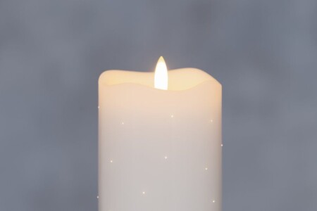 <p><strong>FINNLUMOR Восъчна LED свещ с 3D пламък - бяла - 15 см.</strong><br /><strong>&bull; Размери:</strong><span>&nbsp;<span>&Oslash; 7</span>,5</span><span>&nbsp;х 15 см.<br /><strong>&bull; Тегло:&nbsp;</strong>0,100 кг.<br /><span><strong>&bull; Материал:</strong>&nbsp;восък, пластмаса<br /><strong>&bull; Цвят:</strong>&nbsp;бял<strong><br />&bull; Захранване:&nbsp;</strong>батерии&nbsp; 3 бр. АА (не са включени)<br /><strong>&bull; Функция таймер - 6 ч. включена, 18 ч. изключена</strong><br /><strong>&bull; Не е подходяща за употреба на открито</strong><br /></span></span><strong>Производител: Tammer Brands/ Финландия</strong></p><br />Марка: FINNLUMOR <br />Модел: TB Finnlumor 648456<br />Доставка: 2-4 работни дни<br />Гаранция: 2 години