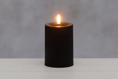 FINNLUMOR LED свещ с 3D пламък и оребрен дизайн - черна