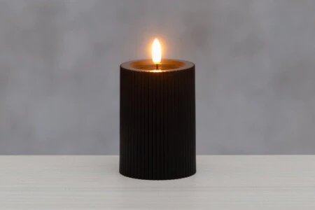 FINNLUMOR LED свещ с 3D пламък и оребрен дизайн - черна