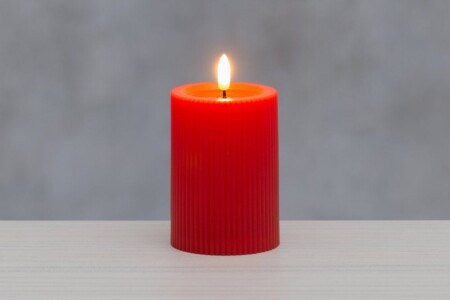 FINNLUMOR LED свещ с 3D пламък и оребрен дизайн - червена