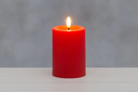 FINNLUMOR LED свещ с 3D пламък и оребрен дизайн - червена