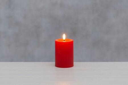 <p><strong>FINNLUMOR LED свещ с 3D пламък и оребрен дизайн - червена</strong><br /><strong>&bull; Размери:</strong><span>&nbsp;<span>&Oslash; 7</span>,5</span><span>&nbsp;х 13 см.<br /><strong>&bull; Тегло:&nbsp;</strong>0,100 кг.<br /><span><strong>&bull; Материал:</strong>&nbsp;полипропилен<br /><strong>&bull; Цвят:</strong>&nbsp;червен<strong><br />&bull; Захранване:&nbsp;</strong>батерии&nbsp; 2 бр. АА (не са включени)<br /><strong>&bull; Функция таймер - 6 ч. включена, 18 ч. изключена</strong><br /><strong>&bull; Не е подходяща за употреба на открито</strong><br /></span></span><strong>Производител: Tammer Brands/ Финландия</strong></p><br />Марка: FINNLUMOR <br />Модел: TB Finnlumor 648919<br />Доставка: 2-4 работни дни<br />Гаранция: 2 години