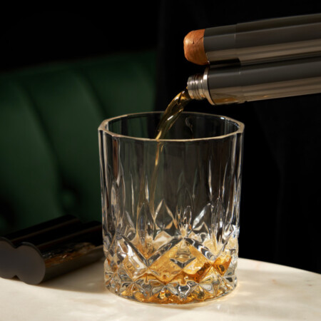 <p><strong>VISKI Бутилка за алкохол с калъф за пура &ldquo;WARREN&ldquo;</strong><br /><strong>&bull; Материал: </strong>неръждаема&nbsp;<span>стомана, черно покритие</span><br /><strong>&bull; Размер:&nbsp;</strong><span>4,5 x 21 см (ШхВ)</span><br /><strong>&bull; Вместимост на бутилката:</strong><span>&nbsp;60 мл</span><br /><strong>&bull; Калъфът е за пури с калибър до 52</strong><br /><strong>&bull; Размер на опаковката: </strong>6<span>,7 х 3,2 х 22,5 см</span><br /><strong>&bull; Тегло с опаковката:&nbsp;</strong><span>0,180 кг.<br /></span><strong>&bull; Препоръчва се ръчно измиване</strong><br /><strong>Производител:</strong><span>&nbsp;Viski&reg; / САЩ</span></p><br />Марка: TRUEBRANDS <br />Модел: VISKI 9835<br />Доставка: 2-4 работни дни<br />Гаранция: 2 години