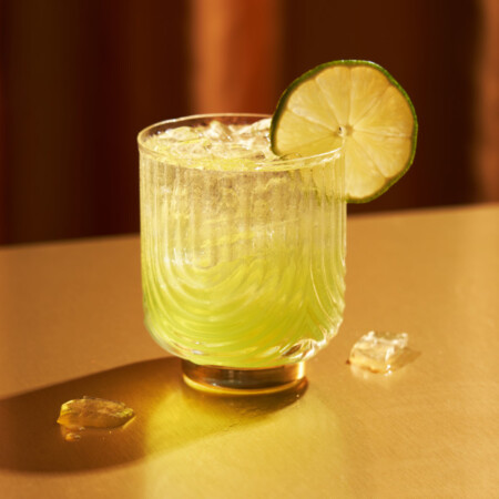 <p><strong>VISKI Чаши за уиски и коктейли &ldquo;DECO GATSBY&ldquo; 2 бр. - 354 мл.</strong><br /><strong>&bull; В комплект 2 бр. чаши<br />&bull; Материал:</strong> висококачествено стъкло, златно галванично покритие<strong><br /></strong><strong>&bull; Размер на 1 бр. чаша:</strong><span>&nbsp;8,3</span><span>&nbsp;х 10,2 см. (ШхВ)</span><br /><strong>&bull; Вместимост на 1 бр. чаша:</strong><span>&nbsp;355 мл.</span><br /><strong>&bull; Тегло без опаковка:</strong><span>&nbsp;0,210 кг.</span><br /><strong>&bull; Размер на опаковката:&nbsp;</strong><span>11,2 х 11,7 х 20,6 см.</span><br /><strong>&bull; Тегло с опаковката:&nbsp;</strong><span>0,480 кг.</span><br /><strong>&bull; Препоръчва се ръчно измиване</strong><br /><strong>Производител:</strong><span>&nbsp;Viski&reg; / САЩ</span></p><br />Марка: TRUEBRANDS <br />Модел: VISKI 7948<br />Доставка: 2-4 работни дни<br />Гаранция: 2 години