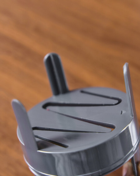 <p><strong>ZYLISS Резачка за лук и зеленчуци &ldquo;Zick-Zick 3&ldquo;</strong><br /><strong>&bull; Размери:&nbsp;</strong>10,3 &times; 9,5 &times; 22<span>&nbsp;см.</span><br /><strong>&bull; Тегло:&nbsp;</strong><span>0,500 кг.&nbsp;</span><br /><strong>&bull;&nbsp;Материал:&nbsp;</strong><span>неръждаема стомана, ABS пластмаса<br /><strong>&bull;&nbsp;Въртящо се острие</strong><br /><strong>&bull; Равномерно нарязване на зеленчуци, ядки, билки, шоколад и др.</strong></span><br /><strong>&bull; Купата и острието са подходяща за съдомиялна машина&nbsp;</strong><br /><strong>Производител: Zyliss / Швейцария</strong></p><br />Марка: ZYLISS <br />Модел: ZYLISS 910073<br />Доставка: 2-4 работни дни<br />Гаранция: 2 години