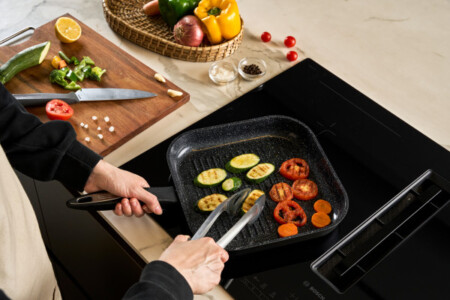 <p><strong>&ldquo;ZYLISS ULTIMATE CERAMIC&ldquo; - Индукционен грил тиган с керамично покритие - 26х26 см.</strong><br /><strong>&bull;&nbsp;Материал:</strong>&nbsp;рециклиран кован алуминий<br /><strong>&bull;&nbsp;Покритие:</strong>&nbsp;Керамично покритие&nbsp;<strong><br /></strong><strong>&bull;&nbsp;<span style="color: #ff0000;">100% без PFOA</span>&nbsp;(перфлуороктанова киселина)<br /></strong><strong>&bull;&nbsp;<span style="color: #ff0000;">100% без PTFE</span>&nbsp;(политетрафлуоретилен)<br /></strong><strong>&bull;&nbsp;<span style="color: #ff0000;">100% без PFAS</span>&nbsp;(полифлоурирани алкилни вещества)<br /></strong><strong>&bull;&nbsp;<span style="color: #ff0000;">100% БЕЗ ТОКСИНИ</span><br /></strong><strong>&bull;&nbsp;Размери:</strong>&nbsp;26 х 26 см.<br /><strong>&bull;&nbsp;Височина:</strong>&nbsp;5,7 см.<br /><strong>&bull;&nbsp;Дължина (вкл дръжката):</strong>&nbsp;45,1 см.<br /><strong>&bull; Подходящ за фурна&nbsp;до 180&deg;С<br /></strong><strong>&bull;&nbsp;П</strong><strong>репоръчва миене на ръка<br /></strong><strong>Производител: ZYLISS / Швейцария<br /></strong><strong>Подходящ за:&nbsp;</strong></p>
<p><img src="https://www.vip-giftshop.com/media//file_12.jpg" alt="" width="250" /></p><br />Марка: ZYLISS <br />Модел: ZYLISS 980289<br />Доставка: 2-4 работни дни<br />Гаранция: 2 години