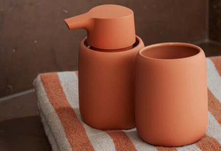 <p><strong>BLOMUS Диспенсър за течен сапун SONO</strong><br /><strong>&bull;&nbsp;Цвят:</strong><span>&nbsp;кехлибарено кафяво (Amber Brown)<br /></span><strong>&bull; Размер:</strong><span>&nbsp;&Oslash; 8,5 х 14 см</span><br /><strong>&bull; Вместимост:</strong><span>&nbsp;0,250 л</span><br /><strong>&bull; Състав:</strong><span>&nbsp;керамика, силикон, пластмаса</span><br /><strong>Производител: BLOMUS / Германия</strong></p><br />Марка: BLOMUS <br />Модел: BLOMUS 67235<br />Доставка: 2-4 работни дни<br />Гаранция: 2 години