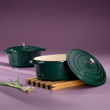 <p><strong>KELA Чугунена овална тенджера с капак &ldquo;Calido&ldquo; - 33х26 см. - зелена</strong><br /><strong>&bull; Серия:&nbsp;</strong>Calido<br /><strong>&bull; Материал:</strong>&nbsp;чугун<br /><strong>&bull; Размери:</strong>&nbsp;33 х 26 х 12 см.<br /><strong>&bull; Вместимост:</strong>&nbsp;6 л.<br /><strong>&bull; Цвят:</strong>&nbsp;зелен<br /><strong>&bull; Производител: KELA / Германия<br />&bull;&nbsp;Подходяща за:</strong></p>
<p><strong><img src="https://www.vip-giftshop.com/media//file_8.jpg" alt="" width="200" /></strong></p><br />Марка: KELA <br />Модел: KELA 12902<br />Доставка: 2-4 работни дни<br />Гаранция: 2 години