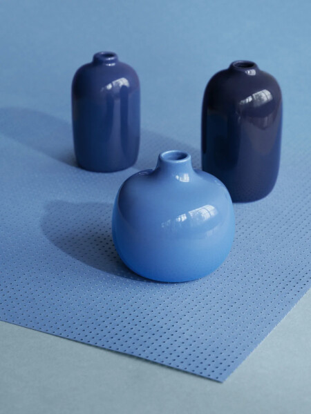 <p><span style="font-size: small;"><strong>BLOMUS Комплект от 3 вази CEOLA </strong></span><br />&bull; <strong>Размери: <br /></strong>- &Oslash; 8 х 8 см<br />-&nbsp;&Oslash; 5,5 х 9 см<br />-&nbsp;&Oslash; 6 х 10 см<br /><strong>&bull; Цвят:</strong>&nbsp;три нюанса на синьо<br />&bull;<strong> Материал:</strong>&nbsp;керамика<br /><strong>&bull; Ръчно измиване</strong><br /><strong>&bull; Производител:</strong> BLOMUS, Германия <br /><em><strong>DESIGN:</strong>&nbsp;<strong>Frederike Martens</strong></em></p><br />Марка: BLOMUS <br />Модел: BLOMUS 64827<br />Доставка: 2-4 работни дни<br />Гаранция: 2 години