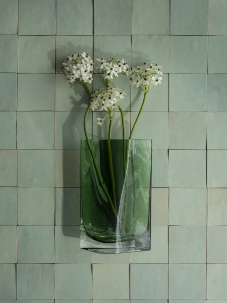 <p><span style="font-size: small;"><strong>BLOMUS Стъклена ваза DUASIS, размер M</strong></span><br />&bull; <strong>Размери: </strong>10 х 18 х 28 см<br /><strong>&bull; Тегло: </strong>2.26 кг<strong><br />&bull; Цвят:</strong>&nbsp;зелен (Agave Green)&nbsp;<br />&bull;<strong> Материал:</strong>&nbsp;цветно стъкло<br /><strong>&bull; Ръчно измиване</strong><br /><strong>&bull; Производител:</strong> BLOMUS, Германия <br /><em><strong>DESIGN:</strong>&nbsp;<strong>Ilja Huber</strong></em></p><br />Марка: BLOMUS <br />Модел: BLOMUS 64889<br />Доставка: 2-4 работни дни<br />Гаранция: 2 години