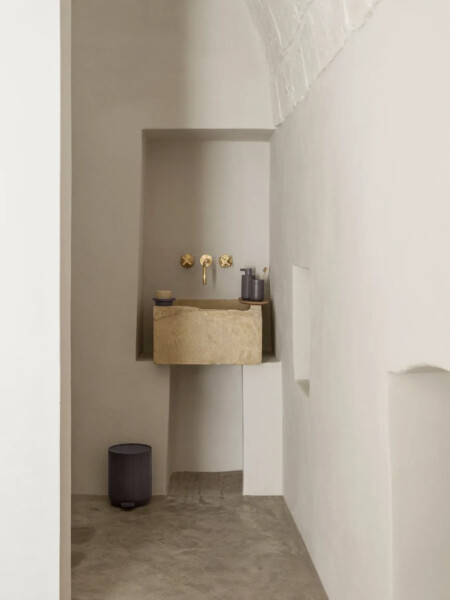 <p><strong>BLOMUS Диспенсър за течен сапун KUA </strong><br /><strong>&bull; Височина:</strong><span>&nbsp;16 см.</span><br /><strong>&bull; Диаметър:&nbsp;</strong><span>&Oslash; 6 см.<br /><strong>&bull; Вместимост:</strong> 300 мл<br /></span><strong>&bull;&nbsp;Цвят:</strong><span>&nbsp;графит (Magnet)</span><br /><strong>&bull; Материал:&nbsp;</strong><span>рециклиран полирезин</span><br /><strong>&bull; Производител:&nbsp;BLOMUS, Германия)<br /></strong><em><strong>DESIGN:</strong>&nbsp;<strong>Anton Bj&ouml;rsing</strong></em><strong>&nbsp;</strong></p><br />Марка: BLOMUS <br />Модел: BLOMUS 67370<br />Доставка: 2-4 работни дни<br />Гаранция: 2 години