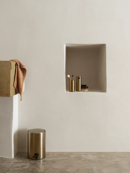 <p><strong>BLOMUS Кош за отпадъци MODO</strong><br /><strong>&bull; Вместимост:&nbsp;</strong><span>3 литра</span><br /><strong>&bull; С подвижна вътрешна кофа<br />&bull; Височина:</strong><span>&nbsp;25 см.</span><br /><strong>&bull; Диаметър:&nbsp;</strong><span>&Oslash; 17 см.</span><br /><strong>&bull;&nbsp;Цвят:</strong>&nbsp;месинг<br /><strong>&bull; Материал: </strong><span>неръждаема стомана, пластмаса</span><br /><strong>&bull; Производител:&nbsp;BLOMUS, Германия<br /></strong><em><strong>DESIGN:</strong>&nbsp;<strong>Nina Thöming</strong></em></p>
<p>&nbsp;</p><br />Марка: BLOMUS <br />Модел: BLOMUS 67324<br />Доставка: 2-4 работни дни<br />Гаранция: 2 години