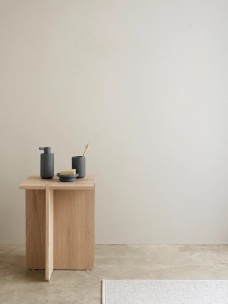 <p><strong>BLOMUS Поставка за сапун KUA </strong><br /><strong>&bull; Височина:</strong><span>&nbsp;3 см.</span><br /><strong>&bull; Диаметър:&nbsp;</strong><span>&Oslash;11 см.<br /></span><strong>&bull;&nbsp;Цвят:</strong><span>&nbsp;графит (Magnet)</span><br /><strong>&bull; Материал:&nbsp;</strong><span>рециклиран полирезин</span><br /><strong>&bull; Производител:&nbsp;BLOMUS, Германия)<br /></strong><em><strong>DESIGN:</strong>&nbsp;<strong>Anton Bj&ouml;rsing</strong></em><strong>&nbsp;</strong></p><br />Марка: BLOMUS <br />Модел: BLOMUS 67373<br />Доставка: 2-4 работни дни<br />Гаранция: 2 години