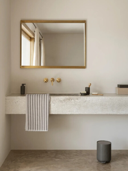 <p><strong>BLOMUS Диспенсър за течен сапун KUA </strong><br /><strong>&bull; Височина:</strong><span>&nbsp;16 см.</span><br /><strong>&bull; Диаметър:&nbsp;</strong><span>&Oslash; 6 см.<br /><strong>&bull; Вместимост:</strong> 300 мл<br /></span><strong>&bull;&nbsp;Цвят:</strong><span>&nbsp;графит (Magnet)</span><br /><strong>&bull; Материал:&nbsp;</strong><span>рециклиран полирезин</span><br /><strong>&bull; Производител:&nbsp;BLOMUS, Германия)<br /></strong><em><strong>DESIGN:</strong>&nbsp;<strong>Anton Bj&ouml;rsing</strong></em><strong>&nbsp;</strong></p><br />Марка: BLOMUS <br />Модел: BLOMUS 67370<br />Доставка: 2-4 работни дни<br />Гаранция: 2 години