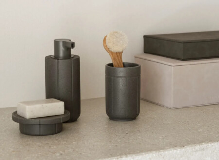 <p><strong>BLOMUS Поставка за сапун KUA </strong><br /><strong>&bull; Височина:</strong><span>&nbsp;3 см.</span><br /><strong>&bull; Диаметър:&nbsp;</strong><span>&Oslash;11 см.<br /></span><strong>&bull;&nbsp;Цвят:</strong><span>&nbsp;графит (Magnet)</span><br /><strong>&bull; Материал:&nbsp;</strong><span>рециклиран полирезин</span><br /><strong>&bull; Производител:&nbsp;BLOMUS, Германия)<br /></strong><em><strong>DESIGN:</strong>&nbsp;<strong>Anton Bj&ouml;rsing</strong></em><strong>&nbsp;</strong></p><br />Марка: BLOMUS <br />Модел: BLOMUS 67373<br />Доставка: 2-4 работни дни<br />Гаранция: 2 години