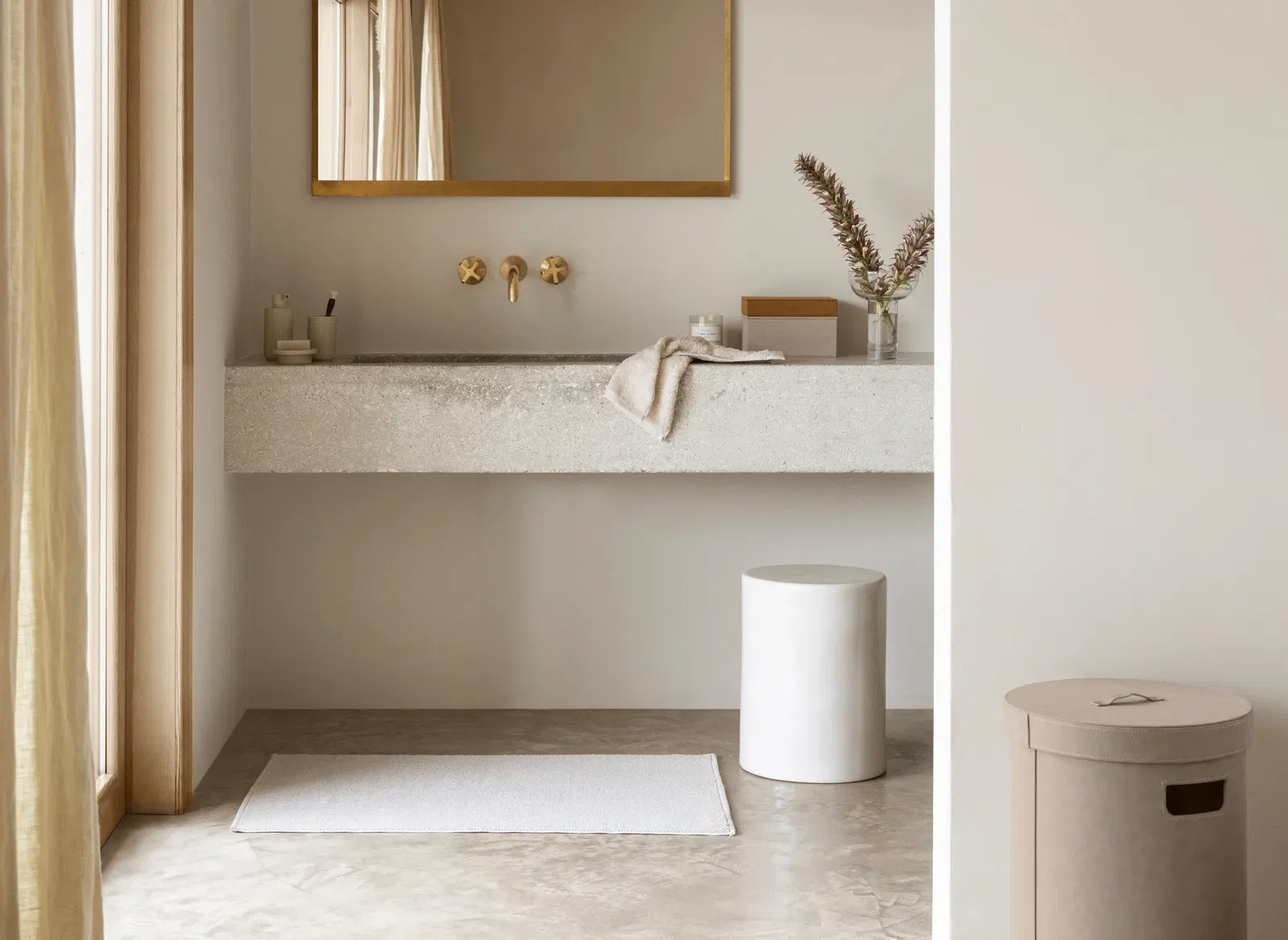 <p><strong>BLOMUS Поставка за сапун KUA </strong><br /><strong>&bull; Височина:</strong><span>&nbsp;3 см.</span><br /><strong>&bull; Диаметър:&nbsp;</strong><span>&Oslash;11 см.<br /></span><strong>&bull;&nbsp;Цвят:</strong><span>&nbsp;бежов (Moonbeam)</span><br /><strong>&bull; Материал:&nbsp;</strong><span>рециклиран полирезин</span><br /><strong>&bull; Производител:&nbsp;BLOMUS, Германия)<br /></strong><em><strong>DESIGN:</strong>&nbsp;<strong>Anton Bj&ouml;rsing</strong></em><strong>&nbsp;</strong></p><br />Марка: BLOMUS <br />Модел: BLOMUS 67368<br />Доставка: 2-4 работни дни<br />Гаранция: 2 години