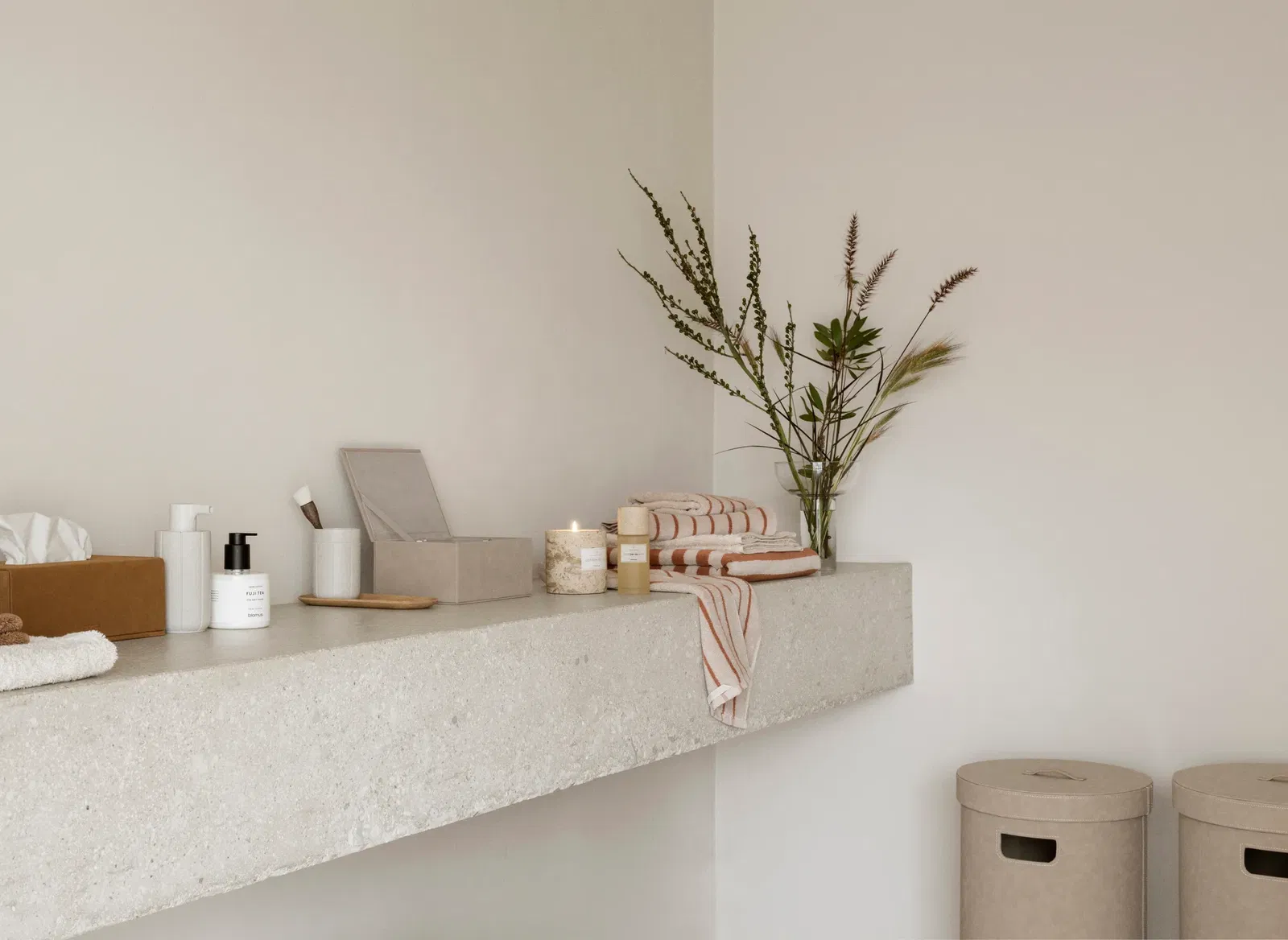 <p><strong>BLOMUS Съд за четки за зъби KUA </strong><br /><strong>&bull; Височина:</strong><span>&nbsp;11 см.</span><br /><strong>&bull; Диаметър:&nbsp;</strong><span>&Oslash; 7 см.<br /><strong>&bull; Вместимост:</strong> 300 мл<br /></span><strong>&bull;&nbsp;Цвят:</strong><span>&nbsp;бежов (Moonbeam)</span><br /><strong>&bull; Материал:&nbsp;</strong><span>рециклиран полирезин</span><br /><strong>&bull; Производител:&nbsp;BLOMUS, Германия)<br /></strong><em><strong>DESIGN:</strong>&nbsp;<strong>Anton Björsing</strong></em><strong>&nbsp;</strong></p>
<p>&nbsp;</p><br />Марка: BLOMUS <br />Модел: BLOMUS 67366<br />Доставка: 2-4 работни дни<br />Гаранция: 2 години