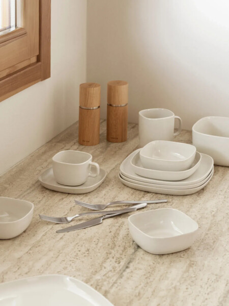 <p><strong>BLOMUS Купа VAHLO<br /></strong><strong>&bull; Цвят:&nbsp;</strong>бежов (Moonbeam)&nbsp;<br /><strong>&bull; Размери:</strong> 17 х 17 х 10 см<br /><strong>&bull; Материал:</strong>&nbsp;керамика<br /><strong>&bull; Подходяща за микровълнова фурна</strong><br /><strong>&bull; Подходяща за съдомиялна машина</strong><br /><strong>Производител: BLOMUS / Германия<br /><em>DESIGN: Sebastian Herkner</em></strong></p><br />Марка: BLOMUS <br />Модел: BLOMUS 64766<br />Доставка: 2-4 работни дни<br />Гаранция: 2 години