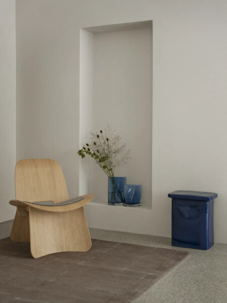 <p><span style="font-size: small;"><strong>BLOMUS Стъклена ваза DUASIS, размер M</strong></span><br />&bull; <strong>Размери: </strong>10 х 18 х 28 см<br /><strong>&bull; Тегло: </strong>2,26 кг<strong><br />&bull; Цвят:</strong>&nbsp;син (Ocean Cavern)&nbsp;<br />&bull;<strong> Материал:</strong>&nbsp;цветно стъкло<br /><strong>&bull; Ръчно измиване</strong><br /><strong>&bull; Производител:</strong> BLOMUS, Германия <br /><em><strong>DESIGN:</strong>&nbsp;<strong>Ilja Huber</strong></em></p><br />Марка: BLOMUS <br />Модел: BLOMUS 64888<br />Доставка: 2-4 работни дни<br />Гаранция: 2 години