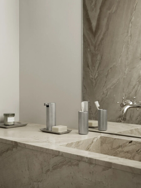 <p><strong>BLOMUS Съд за четки за зъби MODO ROF </strong><br /><span>&bull;&nbsp;</span><strong>Височина:</strong><span>&nbsp;12 см</span><br /><span>&bull;&nbsp;</span><strong>Диаметър:</strong><span>&nbsp;&Oslash; 5см</span><br /><span>&bull;&nbsp;</span><strong>Материал:</strong><span>&nbsp;неръждаема стомана, гума</span><strong>&nbsp;<br />&bull; С набраздена повърхност<br />&bull; Цвят:&nbsp;</strong><span>матирана стомана</span><br /><span>&bull;&nbsp;</span><strong>Производител:&nbsp;</strong><span>BLOMUS, Германия</span><br /><em><strong>DESIGN: Nina Th&ouml;ming</strong></em></p><br />Марка: BLOMUS <br />Модел: BLOMUS 67511<br />Доставка: 2-4 работни дни<br />Гаранция: 2 години