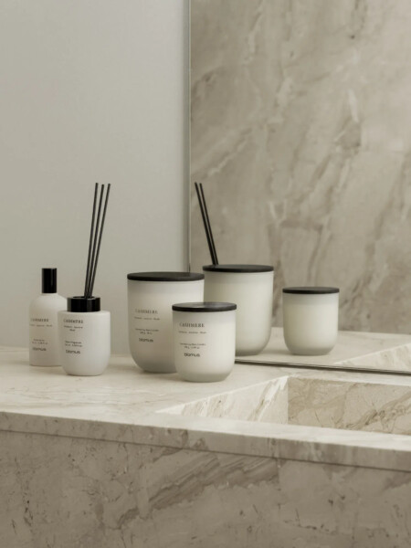 <p><strong>BLOMUS Ароматна свещ TUOKSU, размер S - аромат Cashmere</strong><br /><span><strong>&bull; Буркан от цветно стъкло<br />&bull;&nbsp;Материал:&nbsp;</strong>стъкло, MDF, естествен соев восък<br /><strong>&bull; Без съдържание на палмово масло </strong></span><span><br /></span><span><strong><span>&bull; Размер:&nbsp;</span></strong><span>&Oslash; 7</span><span>&nbsp;х 8 см.<br /></span></span><span><span><strong>&bull; Време на горене: </strong>до 35 часа</span><br /><strong>&bull;&nbsp;Цвят:</strong>&nbsp;бежов (Moonbeam)<br /><strong>&bull; Аромат:&nbsp;</strong>Cashmere (гардения, жасмин и мускус)<br /><strong>Производител:&nbsp;BLOMUS / Германия</strong></span></p><br />Марка: BLOMUS <br />Модел: BLOMUS 69283<br />Доставка: 2-4 работни дни<br />Гаранция: 2 години