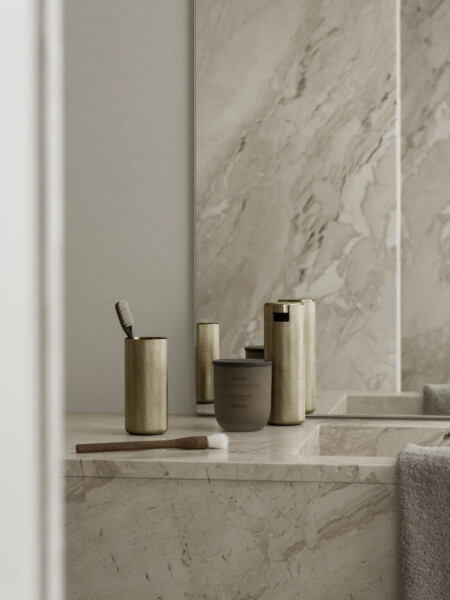 <p><span style="font-size: small;"><strong>BLOMUS Диспенсър за сапун MODO ROF&nbsp;<br /></strong></span>&bull; <strong>Височина:</strong>&nbsp;16 см<br /> &bull; <strong>Размери:</strong> 7 х 5 см<br /><strong>&bull; Тегло:</strong>&nbsp;0,30 кг<br /><strong>&bull; Вместимост:</strong> 165 мл<br /><strong>&bull; С набраздена повърхност</strong><br /> &bull; <strong>Материал:</strong>&nbsp;неръждаема стомана, пластмаса, гума<br />&bull;<strong>&nbsp;Цвят:</strong>&nbsp;месинг<br /> &bull; <strong>Производител: </strong>BLOMUS, Германия <br /> <em><strong>DESIGN: Nina Th&ouml;ming</strong></em></p><br />Марка: BLOMUS <br />Модел: BLOMUS 67502<br />Доставка: 2-4 работни дни<br />Гаранция: 2 години