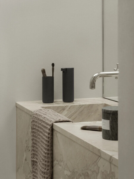 <p><span style="font-size: small;"><strong>BLOMUS Диспенсър за сапун MODO ROF&nbsp;<br /></strong></span>&bull; <strong>Височина:</strong>&nbsp;16 см<br /> &bull; <strong>Размери:</strong> 7 х 5 см<br /><strong>&bull; Тегло:</strong>&nbsp;0,30 кг<br /><strong>&bull; Вместимост:</strong> 165 мл<br /><strong>&bull; С набраздена повърхност</strong><br /> &bull; <strong>Материал:</strong>&nbsp;неръждаема стомана с титаниево покритие, пластмаса, гума<br />&bull;<strong>&nbsp;Цвят:</strong> черен<br /> &bull; <strong>Производител: </strong>BLOMUS, Германия <br /> <em><strong>DESIGN: Nina Th&ouml;ming</strong></em></p><br />Марка: BLOMUS <br />Модел: BLOMUS 67494<br />Доставка: 2-4 работни дни<br />Гаранция: 2 години