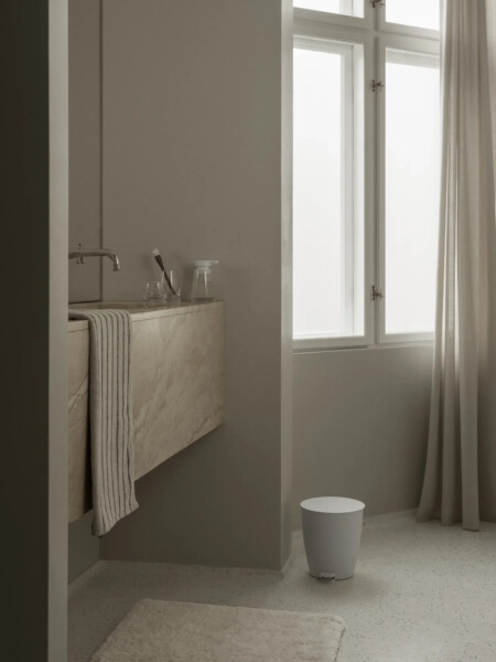 <p><strong>BLOMUS Кутия за аксесоари AVA </strong><br /><strong>&bull; Височина:</strong><span>&nbsp;7 см.</span><br /><strong>&bull; Диаметър:&nbsp;</strong><span>&Oslash; 8 см.<br /></span><strong>&bull; С пластмасов капак.</strong><br /><strong>&bull; Подходящ за памучни тампони, ластици за коса, бижута или др</strong><br /><strong>&bull;&nbsp;Цвят:</strong><span>&nbsp;прозрачно, бяло</span><br /><strong>&bull; Материал:&nbsp;</strong><span>ръчно издухано стъкло, пластмаса</span><br /><strong>&bull; Производител:&nbsp;BLOMUS, Германия)<br /></strong><em><strong>DESIGN:</strong>&nbsp;<strong>Nadine K&uuml;mmel</strong></em><strong>&nbsp;</strong></p><br />Марка: BLOMUS <br />Модел: BLOMUS 67412<br />Доставка: 2-4 работни дни<br />Гаранция: 2 години