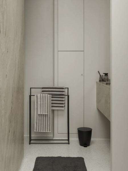 <p><strong>BLOMUS Диспенсър за течен сапун AVA </strong><br /><strong>&bull; Височина:</strong><span>&nbsp;14 см.</span><br /><strong>&bull; Диаметър:&nbsp;</strong><span>&Oslash; 8 см.<br /><strong>&bull; Вместимост:</strong> 250 мл<br /></span><strong>&bull;&nbsp;Цвят:</strong><span>&nbsp;черен</span><br /><strong>&bull; Материал:&nbsp;</strong><span>ръчно издухано стъкло, пластмаса</span><br /><strong>&bull; Производител:&nbsp;BLOMUS, Германия)<br /></strong><em><strong>DESIGN:</strong>&nbsp;<strong>Nadine Kümmel</strong></em><strong>&nbsp;</strong></p><br />Марка: BLOMUS <br />Модел: BLOMUS 67420<br />Доставка: 2-4 работни дни<br />Гаранция: 2 години