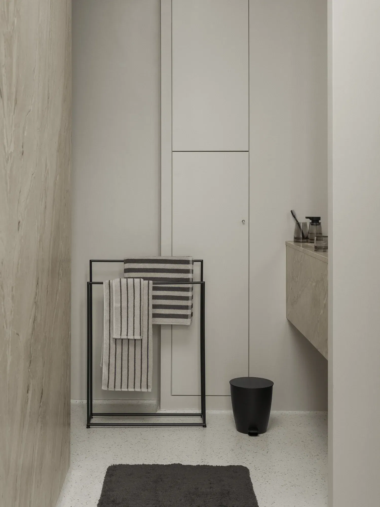 <p><strong>BLOMUS Кутия за аксесоари AVA </strong><br /><strong>&bull; Височина:</strong><span>&nbsp;7 см.</span><br /><strong>&bull; Диаметър:&nbsp;</strong><span>&Oslash; 8 см.<br /></span><strong>&bull; С пластмасов капак.</strong><br /><strong>&bull; Подходящ за памучни тампони, ластици за коса, бижута или др</strong><br /><strong>&bull;&nbsp;Цвят:</strong><span>&nbsp;черен</span><br /><strong>&bull; Материал:&nbsp;</strong><span>ръчно издухано стъкло, пластмаса</span><br /><strong>&bull; Производител:&nbsp;BLOMUS, Германия)<br /></strong><em><strong>DESIGN:</strong>&nbsp;<strong>Nadine K&uuml;mmel</strong></em><strong>&nbsp;</strong></p><br />Марка: BLOMUS <br />Модел: BLOMUS 67422<br />Доставка: 2-4 работни дни<br />Гаранция: 2 години